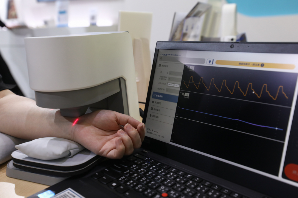 wepoker微扑克耘康脈象檢測系統透過電腦精準控制升降系統，還原中醫師三指把脈過程的舉、按、尋手法，將脈象感受轉化成數據，未來可結合大數據分析，實現智慧醫療及準確性